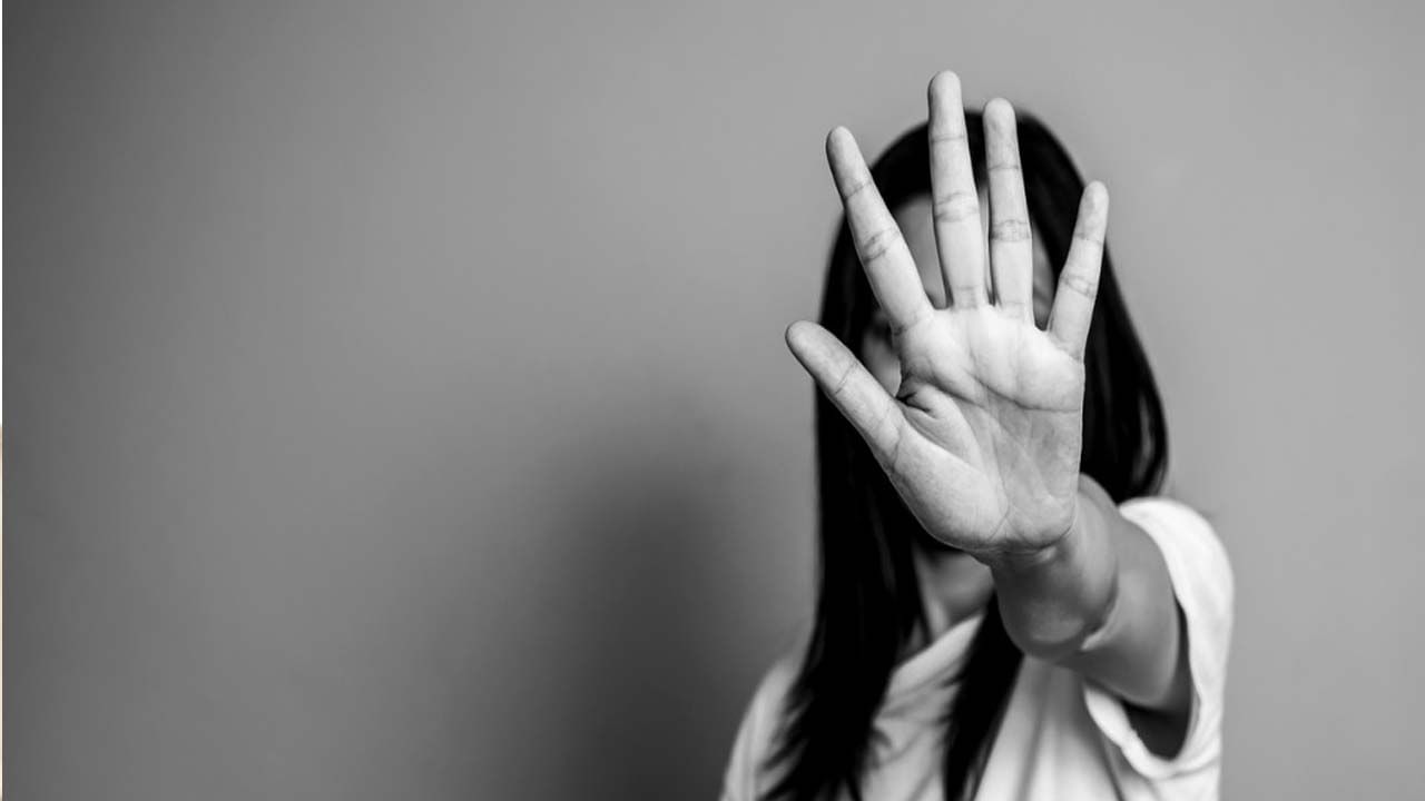 యువతిపై లైంగిక వేధింపులకు పాల్పడ్డ యూట్యూబర్ తోపాటు మహిళపై కేసు..!