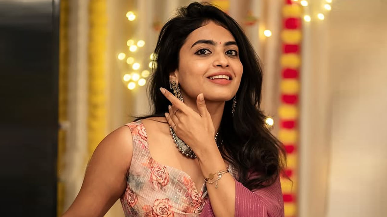 హైదరాబాద్లోని ఓ పాఠశాలలో స్కూలింగ్ విద్య పూర్తిచేసింది. మెహదీపట్నంలో ఉన్నసెయింట్ ఆన్స్ కళాశాల నుంచి బ్యాచలర్ అఫ్ బిజినెస్ అడ్మినిస్ట్రేషన్ నుంచి డిగ్రీ పట్టా పొందింది ఈ వయ్యారి భామ.