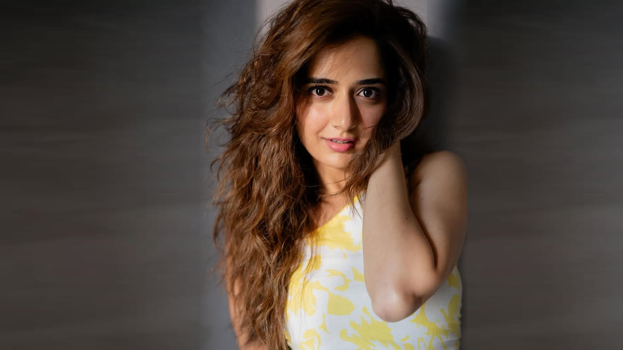 అక్కడ ఆమె క్లీన్ అండ్ క్లియర్ ఫ్రెష్ ఫేస్ బెంగుళూరు పోటీ కోసం ఆడిషన్ చేసింది, మిస్ ఫ్రెష్ ఫేస్ 2014 రన్నరప్గా నిలిచింది. ఫ్రీస్టైల్, బెల్లీ మరియు వెస్ట్రన్తో సహా వివిధ డ్యాన్స్ స్టైల్స్ కూడా శిక్షణ పొందింది ఈ ముద్దుగుమ్మ.