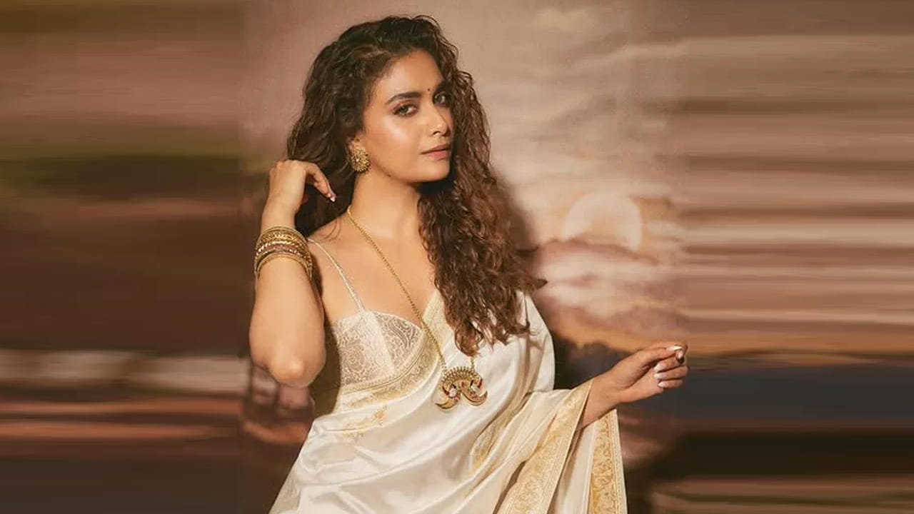 ఇక మలయాళంలో వరుస విజయాలతో దూసుకుపోతున్న హీరో టొవినో థామస్ సినిమాలోనూ హీరోయిన్‌గా ఖరారయ్యారు కీర్తి సురేష్. మొత్తానికి పెళ్లి తర్వాత చిన్న గ్యాప్ ఇచ్చి.. అన్ని ఇండస్ట్రీల్లోనూ మళ్లీ రచ్చ చేస్తున్నారు స్టార్ హీరోయిన్ కీర్తి సురేష్.