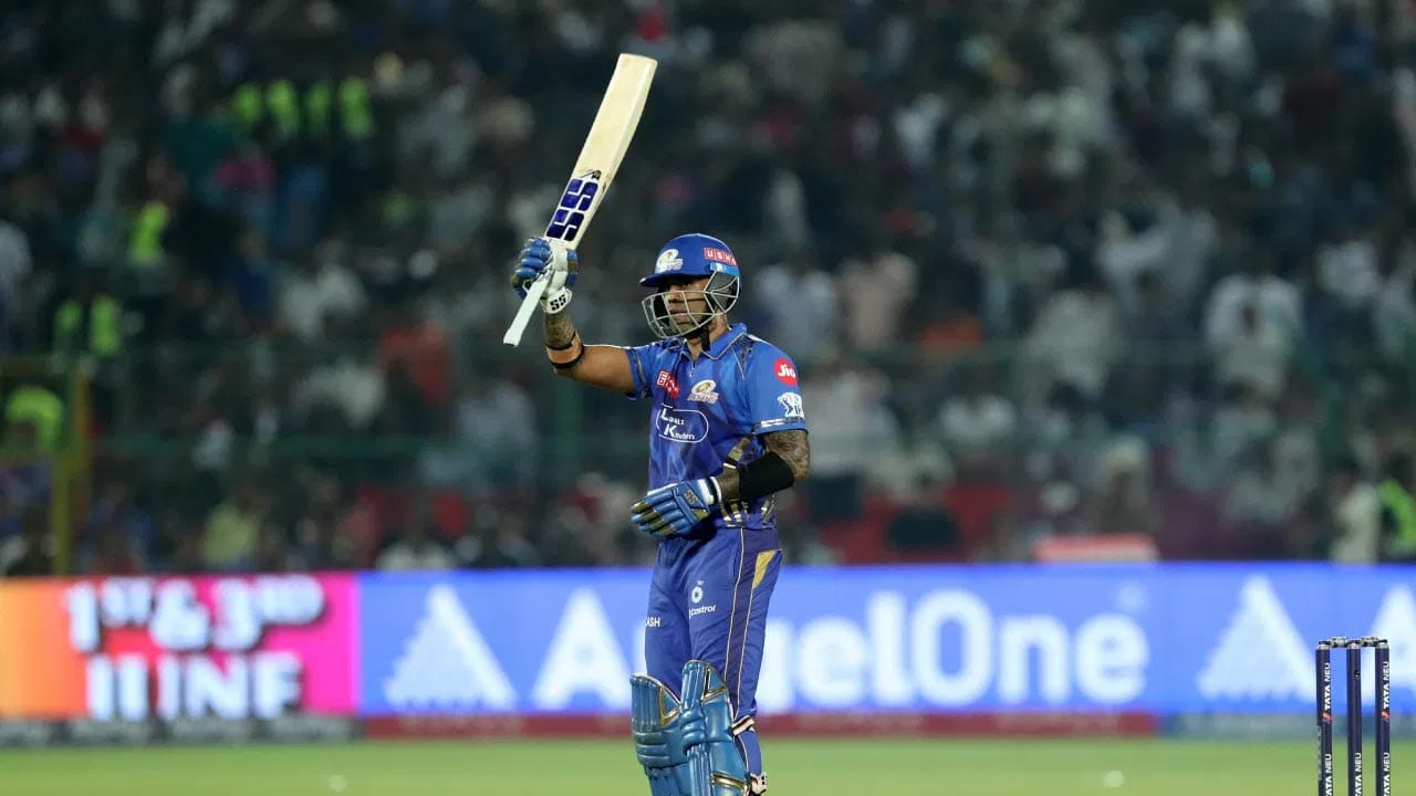 ముంబై ఇండియన్స్ స్టార్ బ్యాట్స్‌మన్ సూర్యకుమార్ యాదవ్ మరో ఐపీఎల్ 2025లో పరుగుల వరద పారించాడు. లీగ్‌లోని చివరి మ్యాచ్‌లో అదే ప్రదర్శనను కొనసాగించడం ద్వారా, సూర్యకుమార్ యాదవ్ ప్రపంచ రికార్డును కూడా సృష్టించాడు. టీ20 క్రికెట్‌లో ఒక ఇన్నింగ్స్‌లో వరుసగా అత్యధికంగా 25 లేదా అంతకంటే ఎక్కువ పరుగులు చేసిన ఆటగాడిగా సూర్యకుమార్ యాదవ్ రికార్డు సృష్టించాడు. అంతేకాదు.. సచిన్ టెండూల్కర్ రికార్డును కూడా బద్దలు కొట్టాడు.