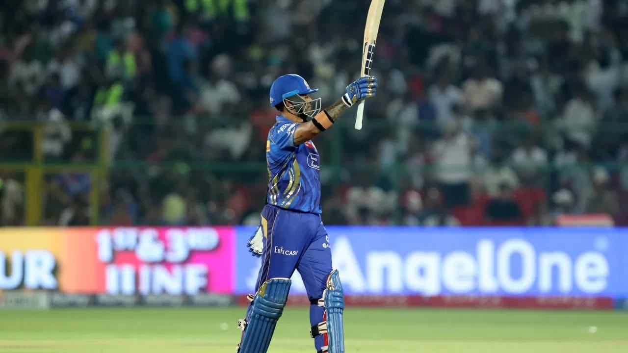 పంజాబ్తో మ్యాచ్లో ఆరో ఓవర్లో తొలి వికెట్ పడటంతో క్రీజులోకి వచ్చిన సూర్య, 9వ ఓవర్ చివరి బంతికి బౌండరీ కొట్టి 25 పరుగుల మార్కును దాటాడు. దీంతో భారత టీ20 కెప్టెన్ సూర్యకుమార్ యాదవ్ వరుసగా 14వ ఇన్నింగ్స్లో 25 పరుగుల మార్కును దాటాడు.