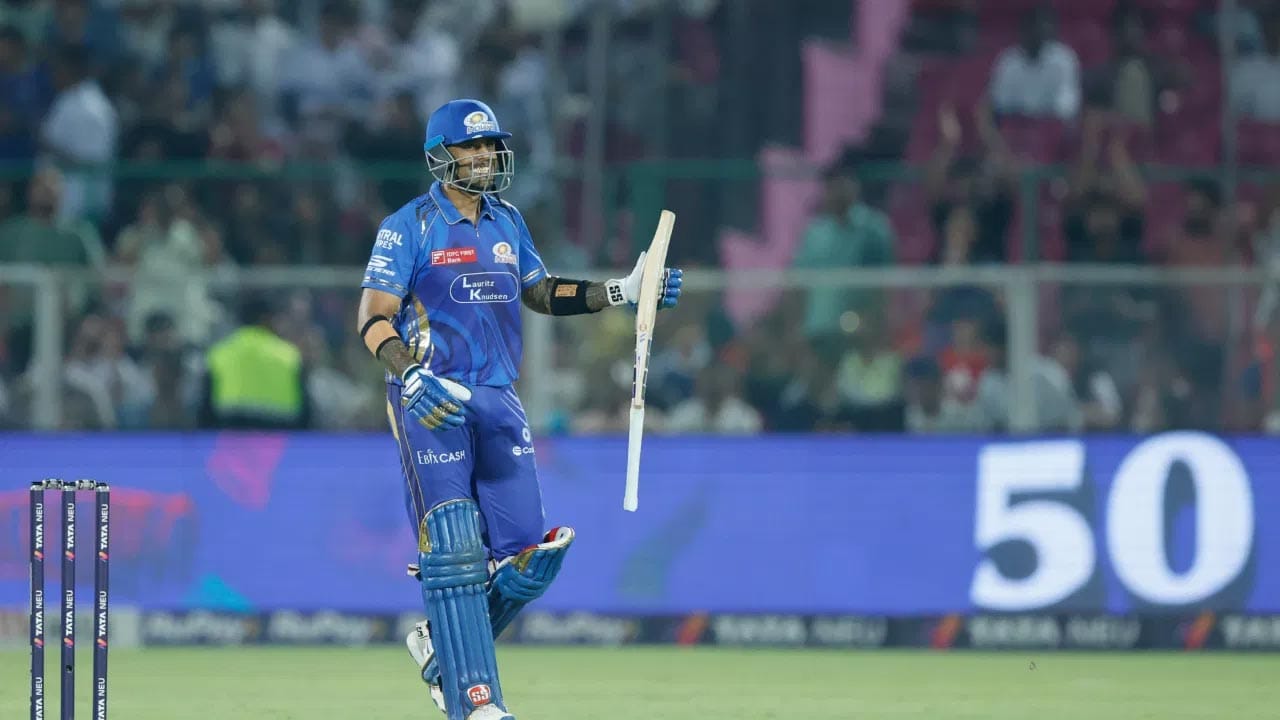 దీంతో దక్షిణాఫ్రికా మాజీ టీ20 కెప్టెన్ టెంబా బావుమాను అధిగమించి సూర్య కొత్త ప్రపంచ రికార్డు సృష్టించాడు. ఐపీఎల్ చరిత్రలో తొలిసారిగా లీగ్ దశలోని ప్రతి మ్యాచ్లో 25 కంటే ఎక్కువ పరుగులు చేసిన ఘనతను సూర్య సాధించాడు.