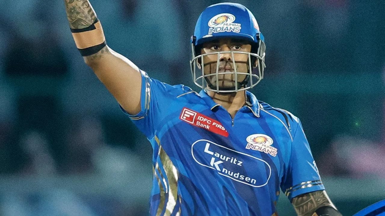 సూర్యకుమార్ యాదవ్ ఈ సీజన్లో 605 పరుగుల మార్కును దాటాడు. దీనితో, అతను ఐపీఎల్ చరిత్రలో అత్యధిక పరుగుల స్కోరు రికార్డును నెలకొల్పాడు. అంతకుముందు, సూర్య ఐపీఎల్ 2023లో 605 పరుగులు చేశాడు, ఇది అతని కెరీర్లో అత్యుత్తమ ప్రదర్శన. ప్రత్యేకత ఏమిటంటే సూర్య ముంబై మాజీ కెప్టెన్, గొప్ప బ్యాట్స్మన్ సచిన్ టెండూల్కర్ రికార్డును కూడా బద్దలు కొట్టాడు.