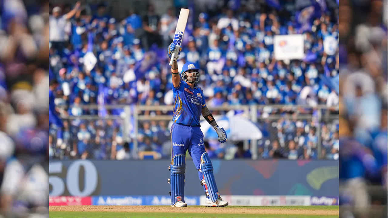 సూర్యకుమార్ యాదవ్ ఇప్పుడు ఐపీఎల్లో తన అత్యుత్తమ సీజన్పై దృష్టి సారించనున్నాడు. నిజానికి, అతను ఇప్పటివరకు ఐపీఎల్లో రెండుసార్లు మాత్రమే 500 లేదా అంతకంటే ఎక్కువ పరుగులు చేశాడు. అదే సమయంలో, సూర్య అత్యుత్తమ సీజన్ 2023 సంవత్సరం. అప్పుడు అతను 16 మ్యాచ్ల్లో 43.21 సగటుతో 605 పరుగులు చేశాడు. ఇటువంటి పరిస్థితిలో, ఇప్పుడు అతను తన రికార్డును బద్దలు కొడతాడా లేదా చూడాలి. ఈ రికార్డ్కు సూర్య ఇంకా 126 పరుగుల దూరంలో ఉన్నాడు. 2026 టీ20 ప్రపంచ కప్ను పరిగణనలోకి తీసుకుంటే సూర్య ఫామ్ టీమ్ ఇండియాకు మంచి సంకేతం అని చెప్పుకోవచ్చు. ప్రస్తుతం అతను భారత టీ20 జట్టుకు కెప్టెన్ కూడా అనే సంగతి తెలిసిందే.