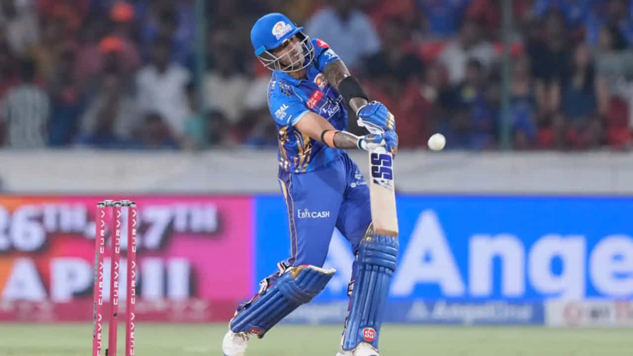 ఇంతకుముందు ఈ రికార్డు భారత మాజీ ఆటగాడు రాబిన్ ఉతప్ప పేరిట నమోదైంది. 2014 ఐపీఎల్లో కేకేఆర్ తరపున ఆడుతున్న సమయంలో రాబిన్ ఉతప్ప వరుసగా 10 మ్యాచ్ల్లో 25 కంటే ఎక్కువ పరుగులు చేశాడు. కానీ ఇప్పుడు సూర్యకుమార్ యాదవ్ అతన్ని అధిగమించాడు. ఈ బలమైన ప్రదర్శన కారణంగా, సూర్య ఆరెంజ్ క్యాప్ రేసులో కూడా ముందంజలో ఉన్నాడు. ఈ సీజన్లో ఇప్పటివరకు అతను 11 మ్యాచ్ల్లో 67.85 సగటుతో 475 పరుగులు చేశాడు. ఇందులో 3 అర్ధ సెంచరీలు కూడా ఉన్నాయి.