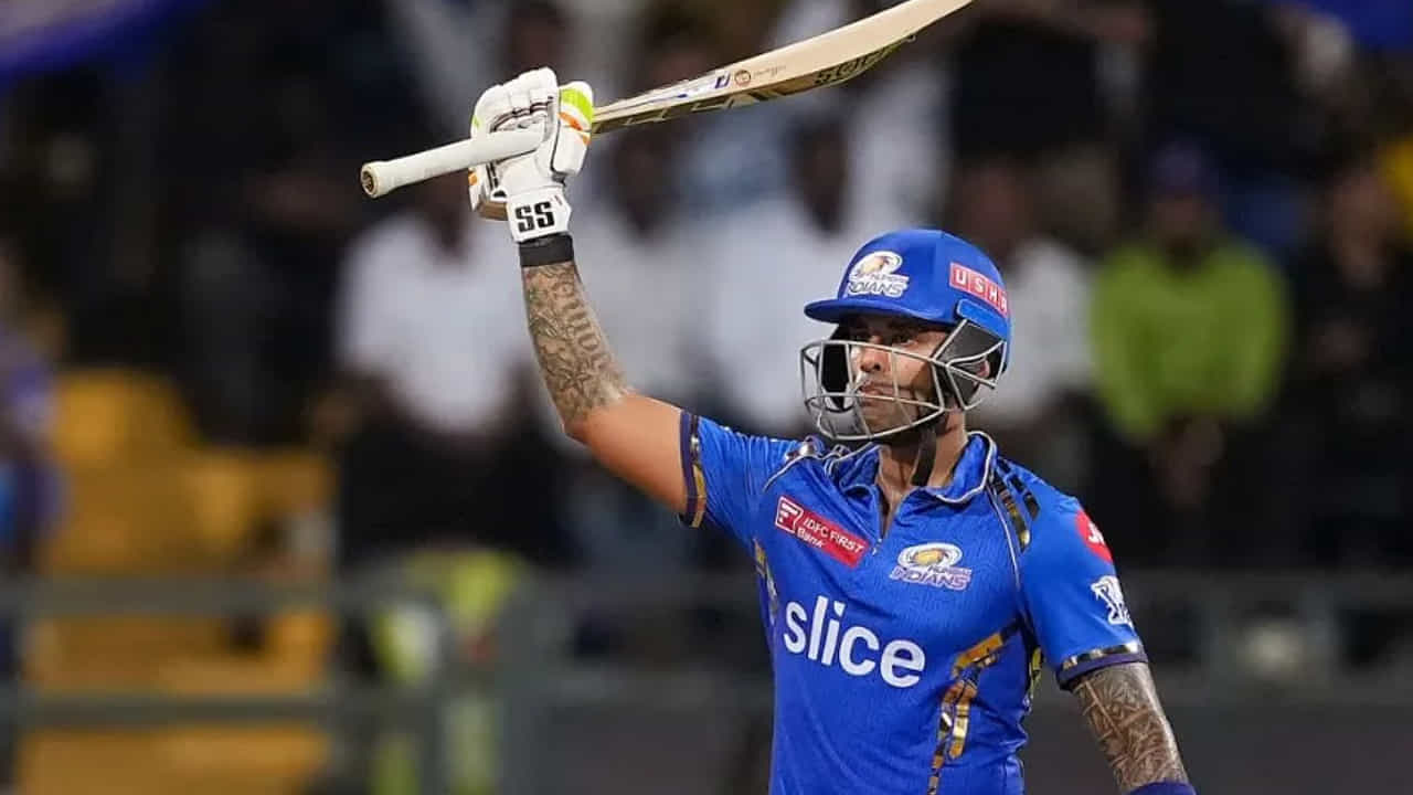 Suryakumar Yadav Records: ఐపీఎల్ 2025లో టీం ఇండియా స్టార్ బ్యాట్స్మన్ సూర్యకుమార్ యాదవ్ బ్యాట్ పరుగుల వర్షం కురిపిస్తోంది. ఈ సీజన్ తొలి మ్యాచ్ నుంచి వరుసగా పరుగులు సాధిస్తున్నాడు. దీని కారణంగా ముంబై జట్టు పాయింట్ల పట్టికలో అగ్రస్థానానికి చేరుకుంది.