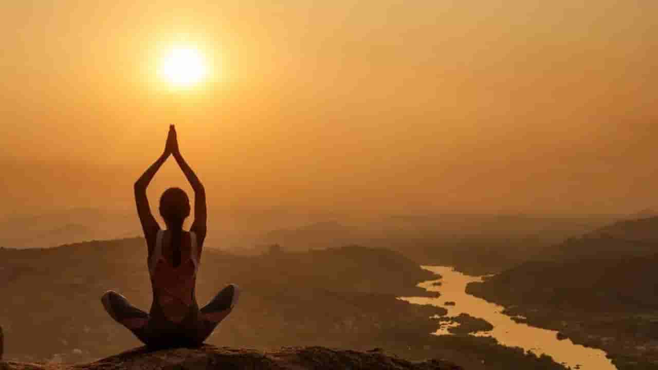 Surya Namaskar Benefits: రోజూ సూర్య నమస్కారం చేయడం వల్ల ఎన్ని లాభాలో తెలుసా..?