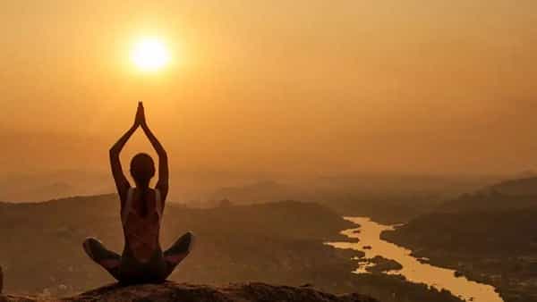 Surya Namaskar Benefits: రోజూ సూర్య నమస్కారం చేయడం వల్ల ఎన్ని లాభాలో తెలుసా..?