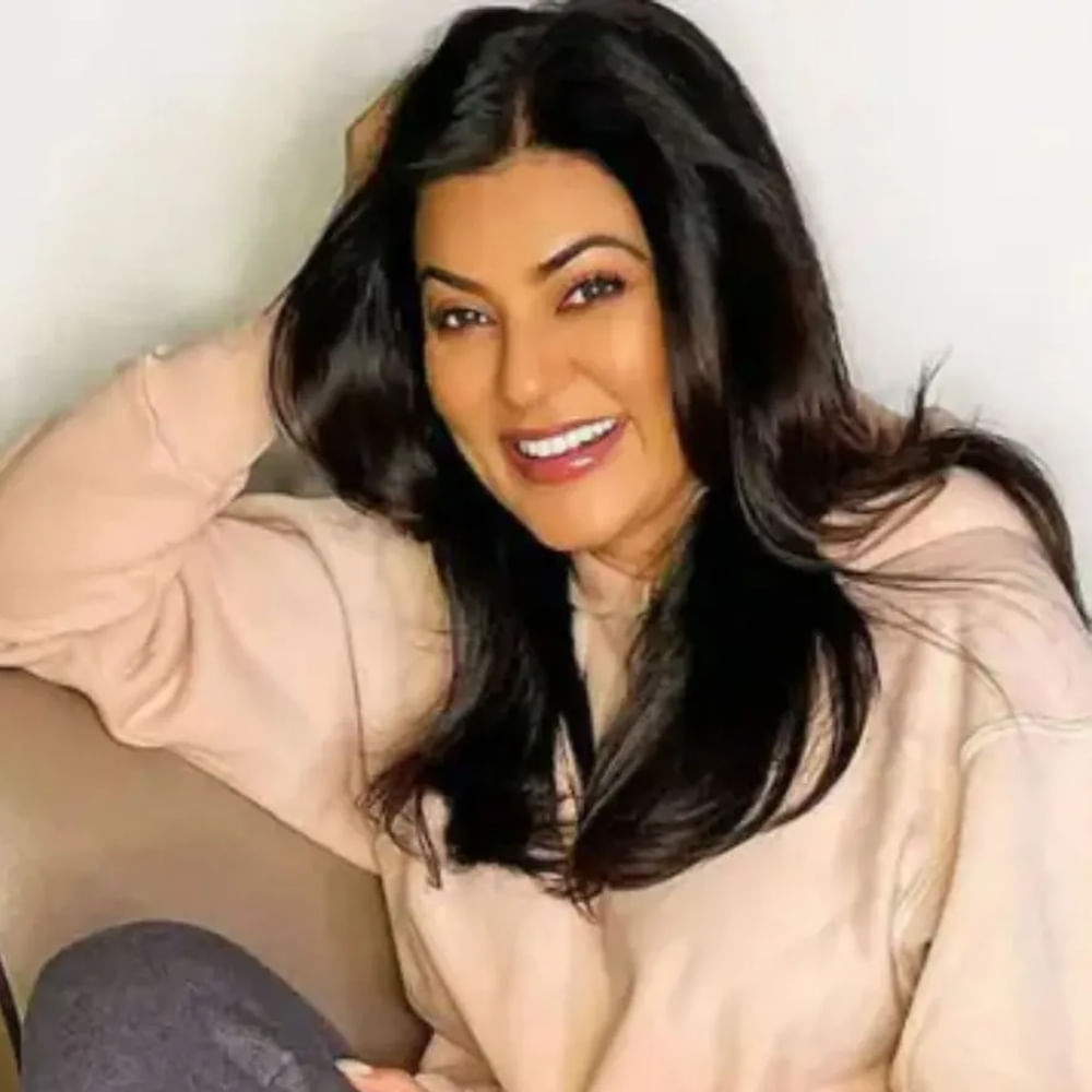 సుష్మితా సేన్ సైతం సైనిక కుటుంబం నుంచి వచ్చింది. ఆమె తండ్రి వింగ్ కమాండర్ షుబీర్ సేన్ భారత వైమానిక దళంలో పనిచేశారు. సుష్మితా ఎయిర్ ఫోర్స్ గోల్డెన్ జూబ్లీ ఇన్స్టిట్యూట్లో చదువుకున్నారు.