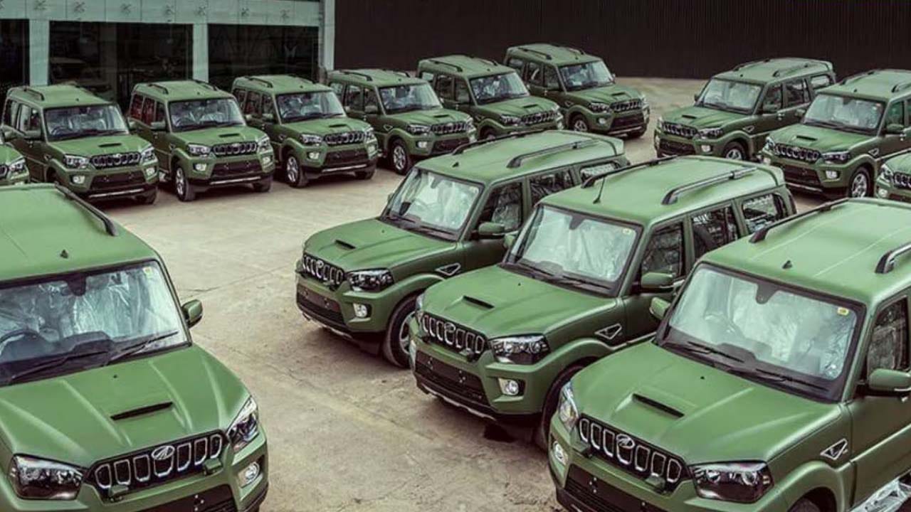 మహీంద్రా స్కార్పియో క్లాసిక్: భారత సైన్యం 2023లో 1,850కి పైగా స్కార్పియో క్లాసిక్ SUVలను ఆర్డర్ చేసింది. ఈ వాహనాలు 4×4 డ్రైవ్, ఆలివ్ గ్రీన్ పెయింట్, బ్లాక్అవుట్ లైట్లు, టోయింగ్ హుక్ వంటి లక్షణాలతో అమర్చబడి ఉంటాయి. ఇవి క్లిష్టమైన భూభాగాల్లో సైతం పనిచేయడానికి అనుకూలంగా ఉంటాయి. సైన్యం అవసరాలకు అనుగుణంగా కంపెనీ ఈ SUVని సైన్యం కోసం సవరించింది.