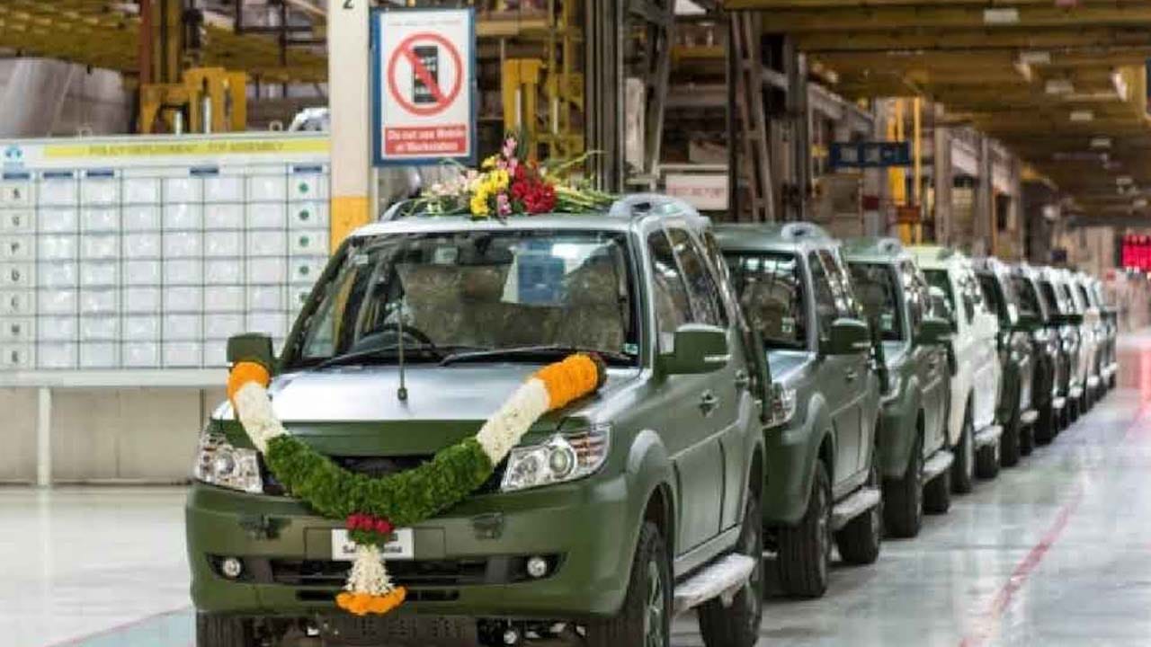 టాటా సఫారీ స్టార్మ్ GS800: సైన్యం కోసం ప్రత్యేకంగా రూపొందించిన ఈ SUV 800 కిలోల పేలోడ్ సామర్థ్యాన్ని కలిగి ఉంది. 4×4 డ్రైవ్, ఎయిర్ కండిషనింగ్ వంటి లక్షణాలతో ఉంటుంది. ఈ SUV ఎత్తైన ప్రదేశాలలో, మంచు ప్రాంతాలలో నడపడంలో ప్రభావవంతంగా ఉంటుంది.