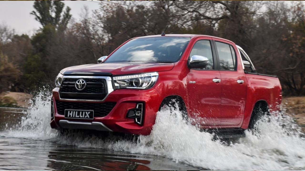 టయోటా హిలక్స్: 2023లో ఆర్మీ ఫ్లీట్‌లో చేర్చబడే ఈ పికప్ ట్రక్కును 13,000 అడుగుల ఎత్తులో, -15 డిగ్రీల సెల్సియస్ కంటే తక్కువ ఉష్ణోగ్రత వద్ద పరీక్షించిన తర్వాత ఎంపిక చేశారు. ఈ వాహనం కష్టతరమైన భౌగోళిక పరిస్థితుల్లో కూడా విశ్వసనీయంగా పనిచేస్తుంది.