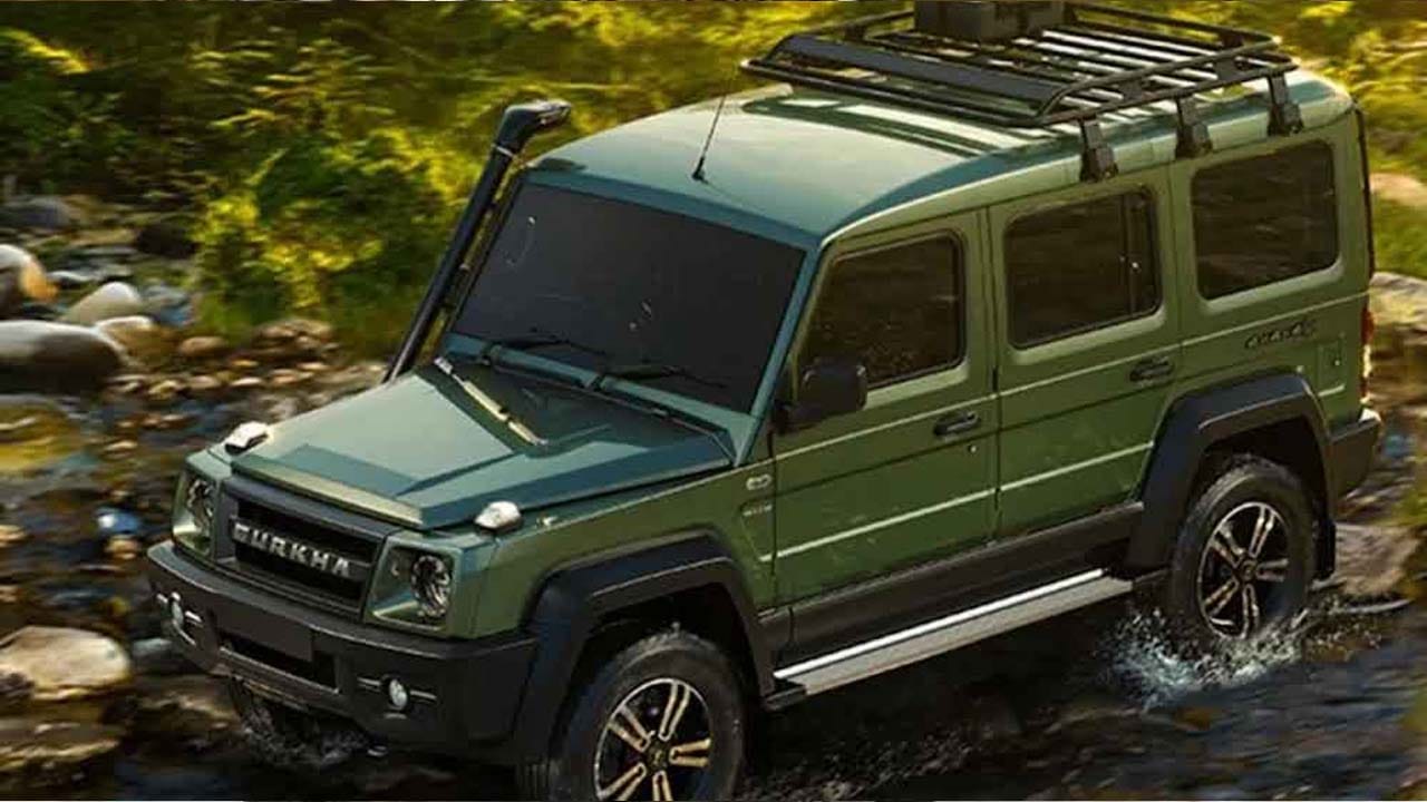 ఫోర్స్ గూర్ఖా: “దేశి జి-వాగన్” గా పిలువబడే ఈ SUV 2018 లో ఆర్మీకి లైట్ స్ట్రైక్ వెహికల్ గా ఎంపికైంది. ఇది 4×4 డ్రైవ్, స్నార్కెల్, డిఫరెన్షియల్ లాక్ వంటి ఫీచర్స్‌తో అమర్చబడి ఉంది. ఇది క్లిష్ట భూభాగాల్లో డ్రైవింగ్ చేయడానికి ప్రభావవంతంగా ఉంటుంది.