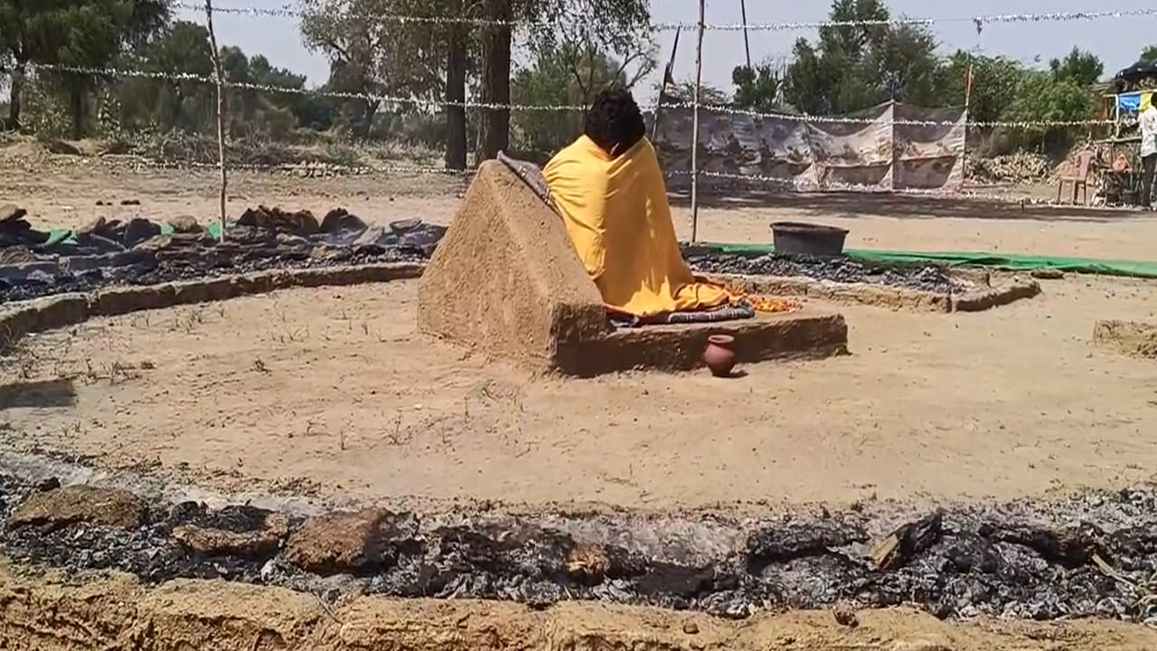 ఓవైపు భగభగ మండుతున్న ఎండలు.. మరోవైపు అగ్ని వలయంలో స్వామిజీ తపస్సు.. ఏకంగా 15 రోజులు