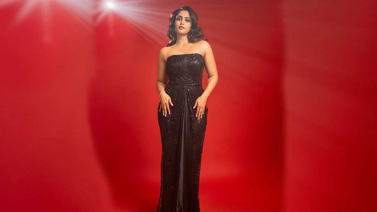 మలయాళీ కుటుంబంలో జన్మించిన ఈ బ్యూటీ  వినీత్ శ్రీనివాసన్ దర్శకత్వంలో వచ్చిన జాకోబింటే స్వర్గరాజ్యం అనే సినిమా ద్వారా వెండితెరపైకి ఎంట్రీ ఇచ్చింది.