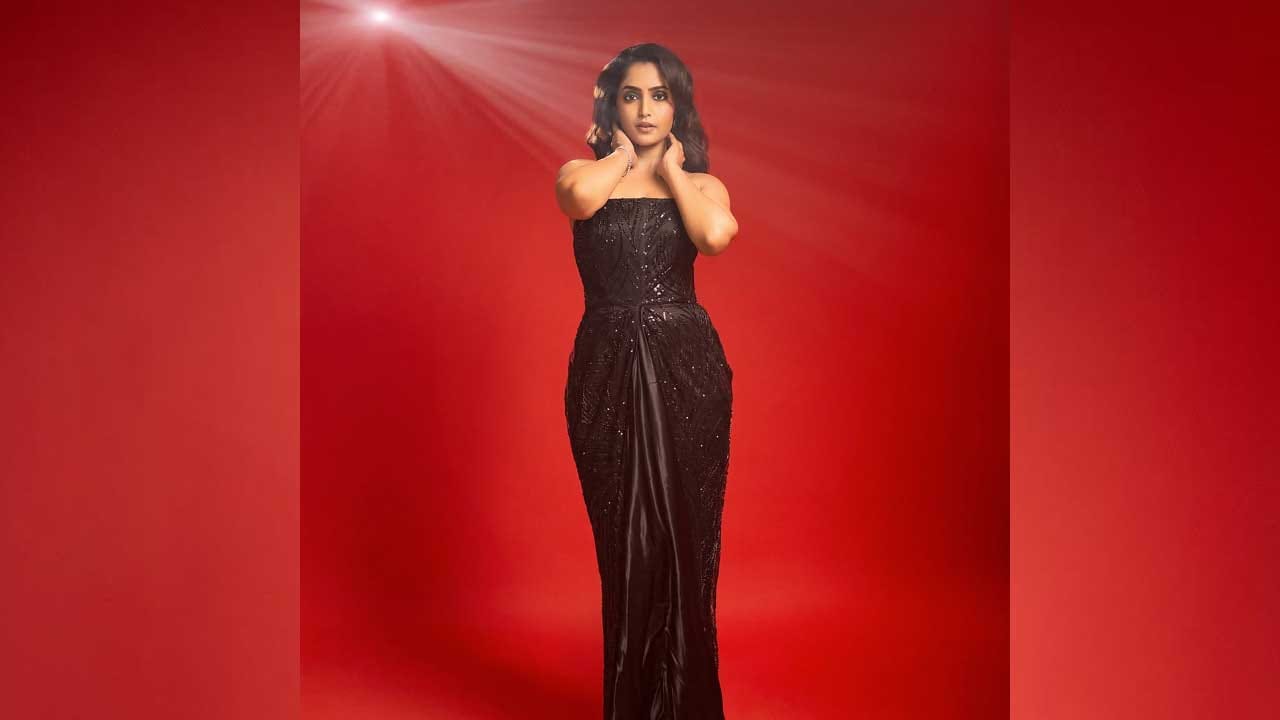 ముఖ్యంగా ఈ అమ్మడు మ్యాడ్ స్వేర్ సినిమాతో తనకంటూ స్పెషల్ ఇమేజ్ క్రియేట్ చేసుకుంది.ఈ సినిమాలో స్వాతి రెడ్డి సాంగ్‌లో కనిపించి మెప్పించింది. ఇక ఎప్పుడూ సోషల్ మీడియాలో యాక్టివ్‌గా ఉండే ఈ బ్యూటీ తాజాగా బ్లాక్ డ్రెస్‌లో తన అందాలతో మతిపొగొట్టింది