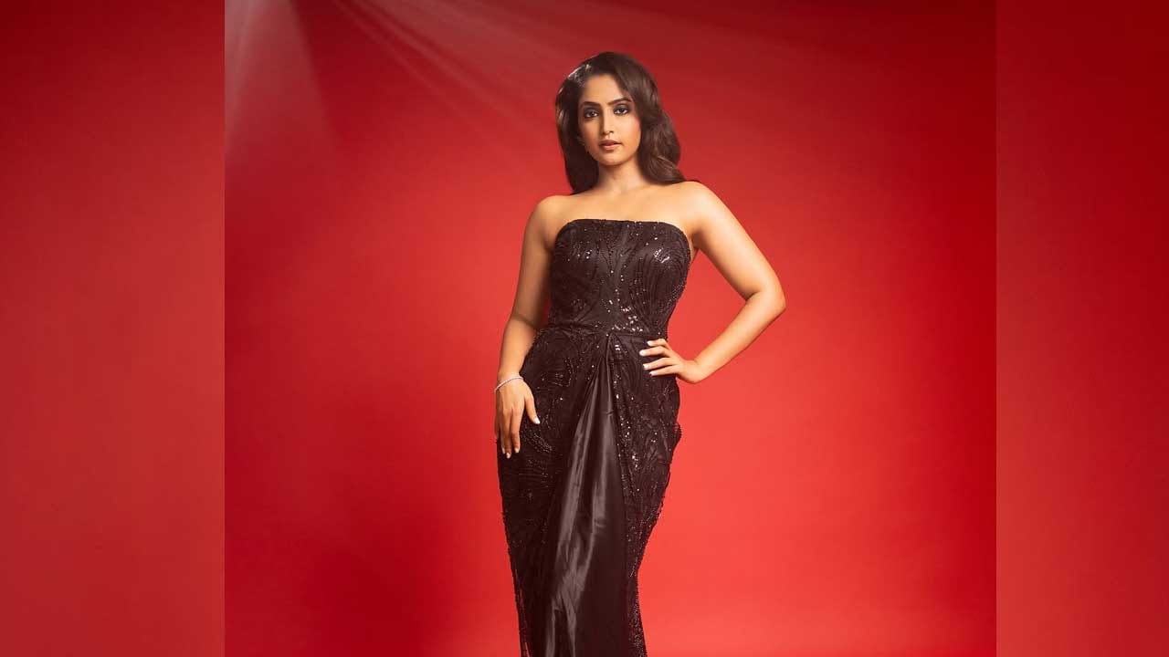 బ్లాక్ డ్రెస్‌లో తన గ్లామర్‌తో కుర్రకారును ఆకట్టుకుంది. ప్రస్తుతం దీనికి సంబంధించిన ఫొటోలు సోషల్ మీడియాలో తెగ వైరల్ అవుతున్నాయి. కాగా, మీరు కూడా ఆఫొటోస్ పై ఓ లుక్ వేయండి మరి.