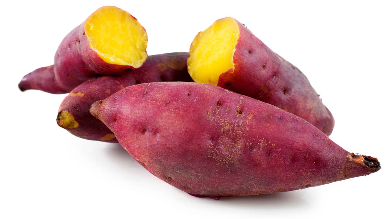 Sweet Potato: చిలగడదుంపలో మెగ్నీషియం పుష్కలంగా ఉంటుంది. ఇది రాత్రి భోజనానికి ముందు తినడం బెస్ట్‌ ఫుడ్‌ అవుతుంది. రాత్రి భోజనంలో చిలకడదుంప తినడం వల్ల రక్తంలో చక్కెర నియంత్రణలో ఉంటుంది. పైగా ఇది బాగా నిద్రపోవడానికి కూడా సహాయపడుతుంది.  