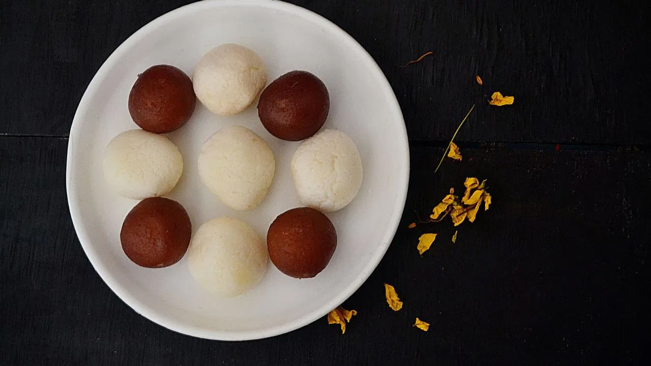 ఇది రక్తంలో చక్కెర సమస్యలతో బాధపడేవారికే మంచిది కాదు. అదే స్వీట్లు తిన్న తర్వాత నీరు త్రాగడం వల్ల ఈ చక్కెర స్పైక్ సమస్య మరింత అధికంగా ఉంటుంది. నిజానికి, ఏ రకమైన ఆహారాన్ని అయినా సులభంగా జీర్ణం చేసుకోవడానికి నీరు సహాయపడుతుంది. 