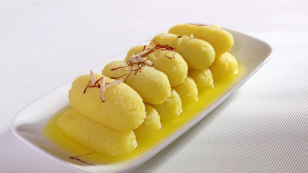 అందుకే తీపి పదార్థాలు సరిగ్గా జీర్ణం కావడానికి వాటిని తినడానికి ముందు లేదా తర్వాత నీరు త్రాగడం చాలా ముఖ్యం. స్వీట్లు తిన్నప్పుడల్లా దంత బ్యాక్టీరియా మరింత చురుగ్గా మారుతుంది. అందుకే స్వీట్లు తిన్న కాపేపటి తర్వాత నీళ్లు తాగడం వల్ల ఆ బ్యాక్టీరియా తొలగిపోతుంది.