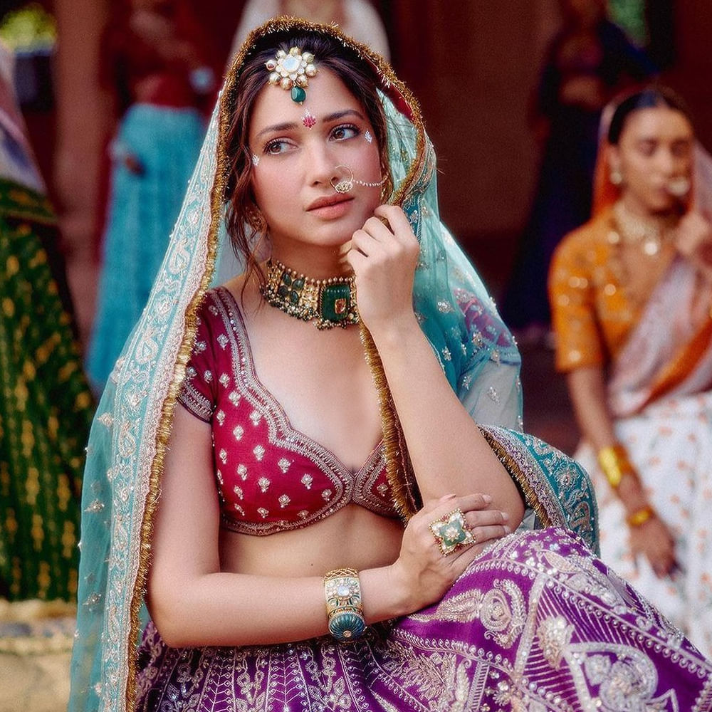 'నా మానసిక ప్రశాంతత నాకు ముఖ్యం. మనసు చెప్పిందే చేస్తా. నిజాయతీగా ఉంటా' అంటూ సందీప్‌ ప్రస్తావన లేకుండానే కౌంటర్‌ ఇచ్చారు దీపిక. ఈ టాపిక్‌ జరుగుతున్న ఈ టైమ్‌లో దీపిక పోస్టుకు తమన్నా లైక్‌ కొట్టడం... కాంట్రవర్శీని కోరి తెచ్చుకున్నట్టయింది.