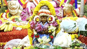 ఘనంగా గంగమ్మజాతర మాతంగి వేషంలో మొక్కులు చెల్లించుకుంటున్న భక్తులు ఘనంగా గంగమ్మజాతర మాతంగి వేషంలో మొక్కులు చెల్లించుకుంటున్న భక్తులు