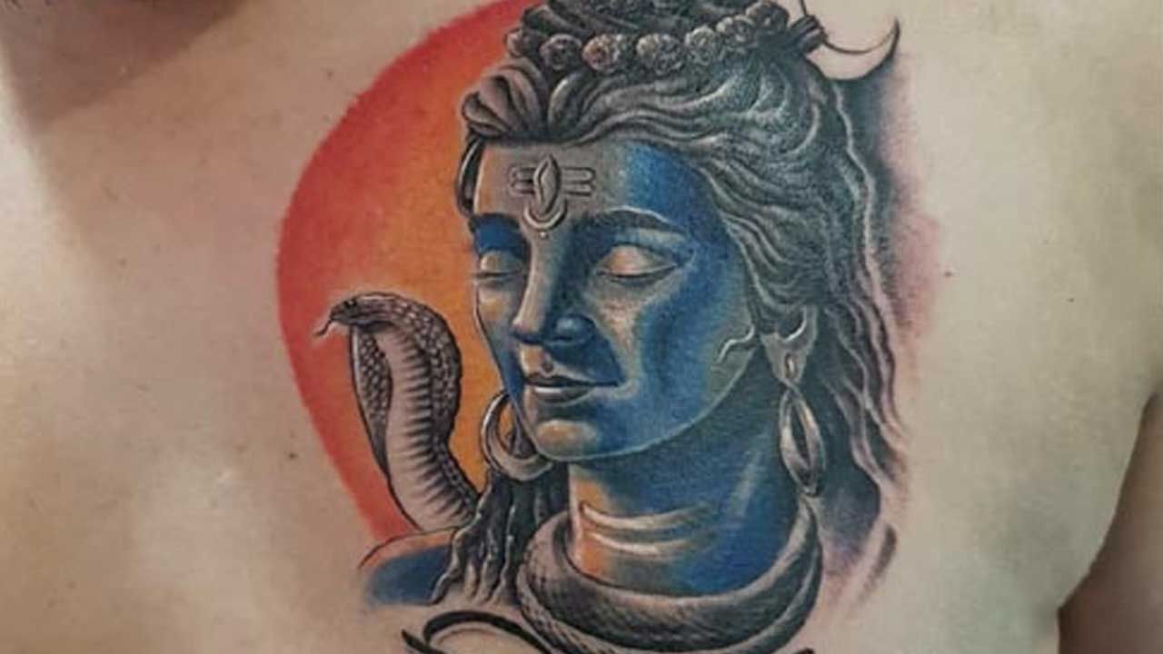 అందువలన అస్సలే  దేవుళ్ళు, దేవతల పేర్లు , దేవుళ్ల ఫొటోలు పచ్చబొట్లు వేసుకోకూడదంట. అలా వేసుకోవడం వలన  పచ్చబొట్లు కూడా అపవిత్రంగా మారతాయి. ఇది దేవునికి అవమానం అవుతుంది, దీని కారణంగా మీరు ఆయన ఆశీర్వాదాలకు బదులుగా ఆయన కోపాన్ని ఎదుర్కోవలసి రావచ్చు. అని చెబుతున్నాడు ప్రేమానంద్ మహారాజ్. 