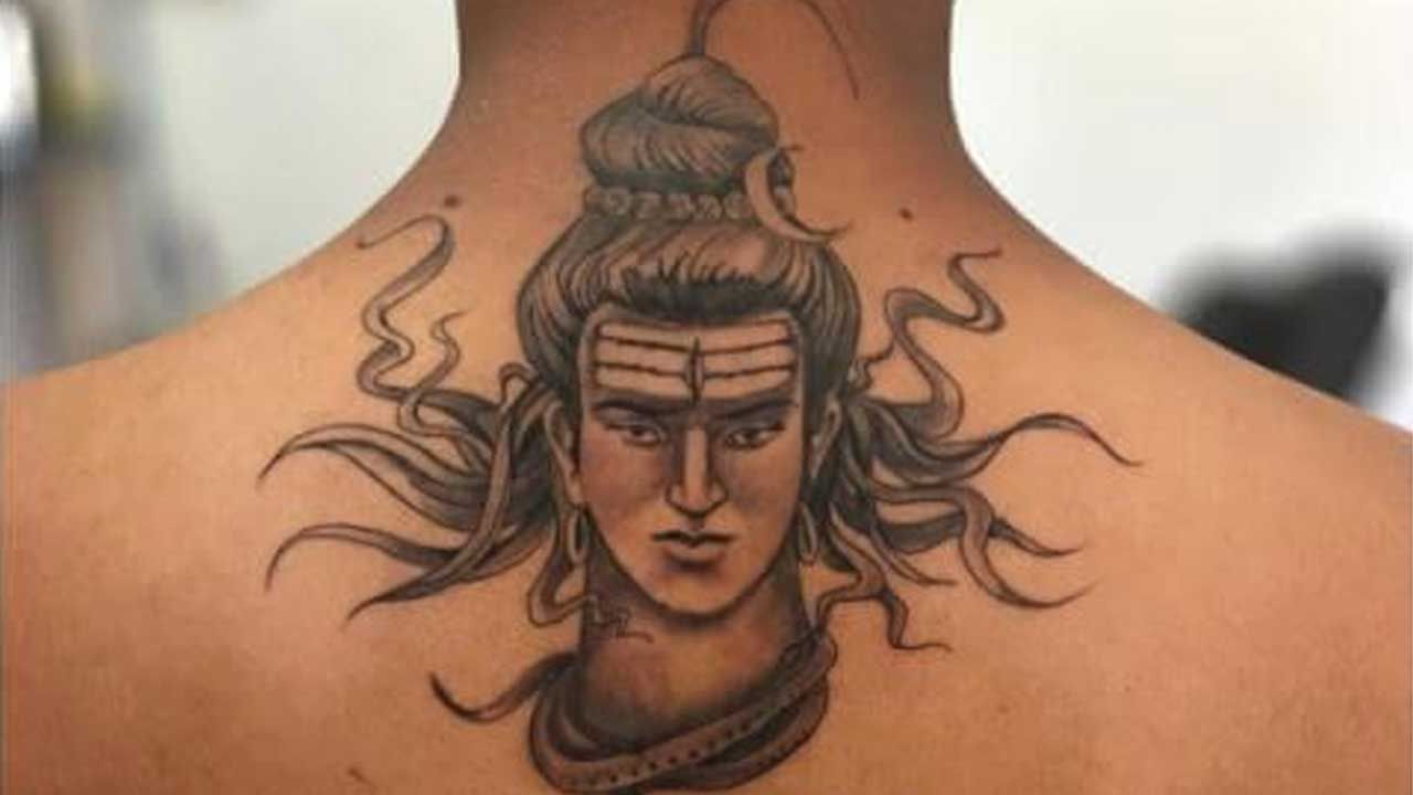 మరీ ముఖ్యంగా దేవుళ్లు, దేవతల ఫొటోలు లేదా వారి పేర్లు శరీరంలోని ఏ భాగంపైన అయినా పచ్చబొట్టు వేయించుకోవడ అస్సలే మంచి కాదు అని చెబుతున్నాడు ప్రేమానంద మహారాజ్. అంతే కాకుండా అలా శరీరంపై దేవుని ఫొటోలు పచ్చబొట్టు వేయించుకోవడం వలన చాలా నష్టాలు కలుగుతాయంట. ఇలా చేయడం వలన మీరు పాపం చేసిన వారు కూడా అవుతారంటున్నారు స్వామిజీ.