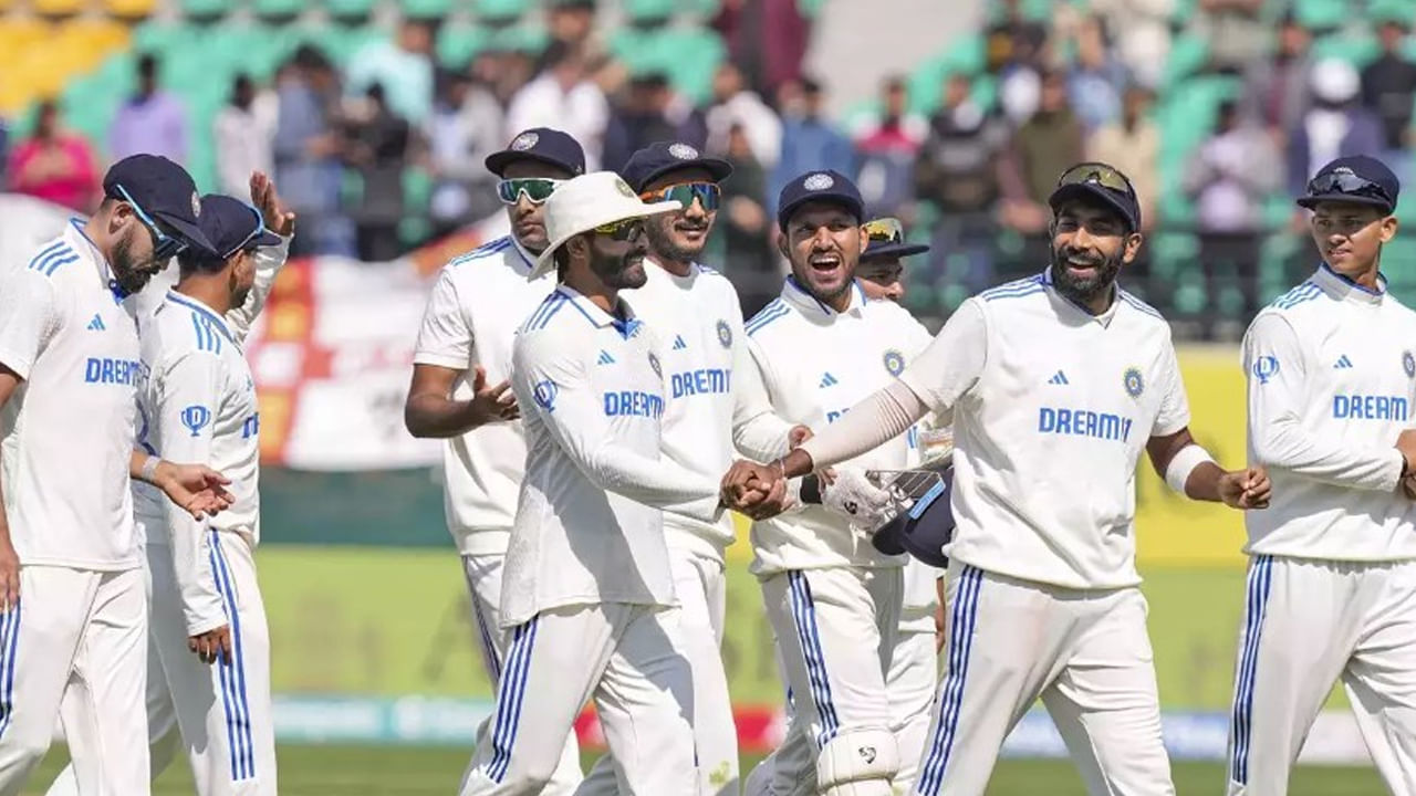 Team India Captain: టీమిండియా ప్రధాన కోచ్ పదవి నుంచి రాహుల్ ద్రవిడ్ వైదొలిగి దాదాపు ఏడాది అయింది. జూన్‌లో 2024 ఐసీసీ టీ20 ప్రపంచ కప్ తర్వాత అతను దానికి రాజీనామా చేశాడు. అతని పదవీకాలంలో, చాలా మంది యువ ఆటగాళ్లకు వారి సామర్థ్యాలను నిరూపించుకునే అవకాశం లభించింది. కానీ, ఈలోగా, ఒక క్రికెటర్‌ను విస్మరించడం ద్వారా, రాహుల్ ద్రవిడ్ తన కెరీర్‌ను ప్రమాదంలో పడేశాడు. ఈ ఆటగాడికి తన నాయకత్వంలో టీమ్ ఇండియాను గొప్ప శిఖరాలకు తీసుకెళ్లగల సామర్థ్యం ఉంది.
