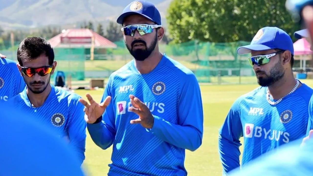 రెండున్నరేళ్లుగా భారత జట్టుకు దూరమైన రాహుల్, ఐపీఎల్ 2025లో చూపిన అద్భుతమైన ఫామ్‌తో జాతీయ జట్టులోకి తిరిగి రావడానికి బలమైన సంకేతాలు పంపాడు. రాబోయే అంతర్జాతీయ మ్యాచ్‌లకు భారత జట్టు సెలక్షన్ కమిటీ అతని పేరును ఖచ్చితంగా పరిగణలోకి తీసుకుంటుందని విశ్లేషకులు అంచనా వేస్తున్నారు. రాహుల్ బ్యాటింగ్‌లోనే కాకుండా, అవసరమైతే వికెట్ కీపింగ్‌లో కూడా తన సామర్థ్యాన్ని నిరూపించుకున్నాడు. ఈ సీజన్ ప్రదర్శన చూస్తుంటే, కేఎల్ రాహుల్ టీమిండియాలోకి తిరిగి రావడం దాదాపు ఖాయంగా కనిపిస్తోంది.