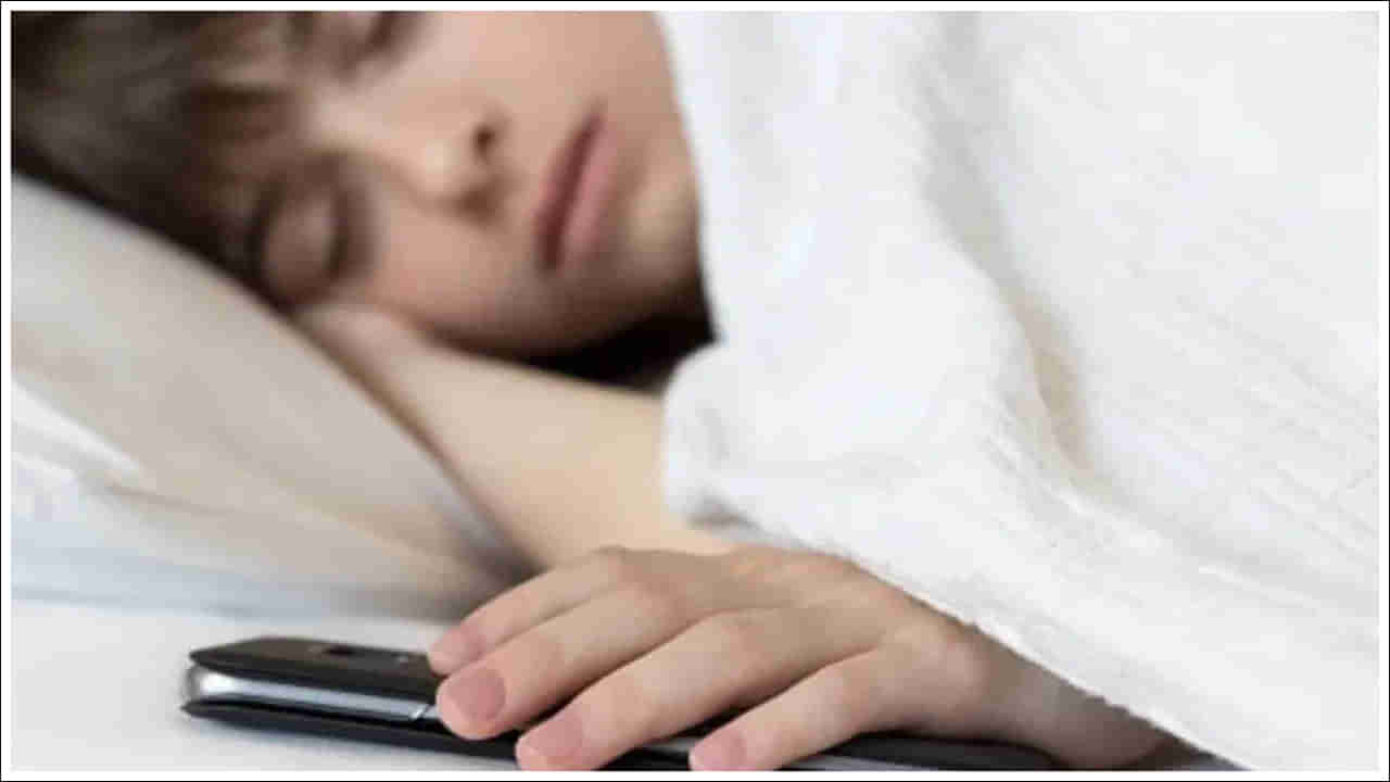 Tech Tips: రాత్రిపూట మొబైల్ను దిండు దగ్గర పెట్టుకుని నిద్రపోతే ప్రమాదకరమా?