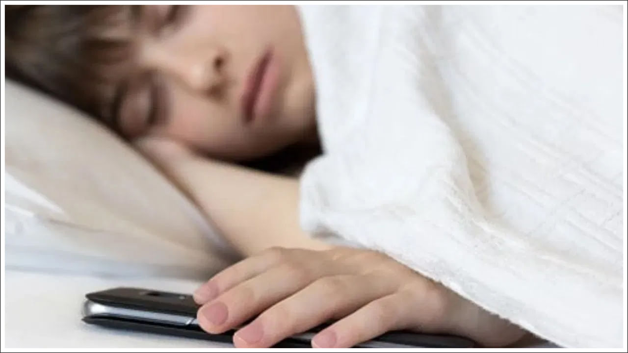 Tech Tips: రాత్రిపూట మొబైల్ను దిండు దగ్గర పెట్టుకుని నిద్రపోతే ప్రమాదకరమా?