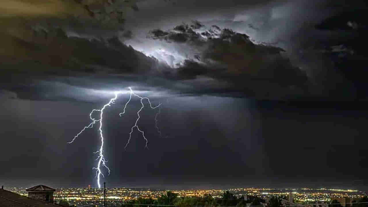 Telugu States Weather: తెలుగురాష్ట్రాల్లో భిన్న వాతావరణం.. ఆ ప్రాంతాల్లో గరిష్ట ఉష్ణోగ్రతలతో పాటు.. వర్షాలు కరిసే ఛాన్స్!