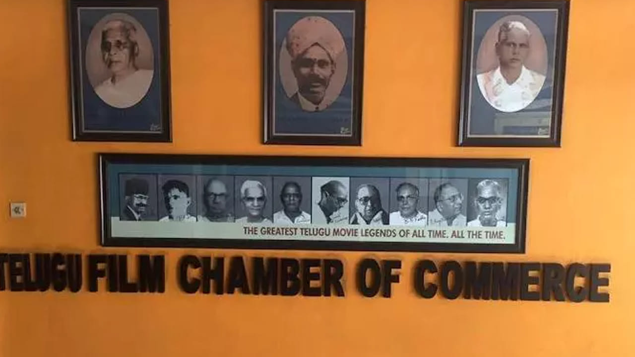 చాలా రోజులుగా తెలుగు ఇండస్ట్రీలో ఎగ్జిబిటర్లు, నిర్మాతలకు మధ్య పర్సెంటేజ్ యుద్ధం నడుస్తూనే ఉంది. తమకు పర్సెంటేజ్ సిస్టమ్‌లో సినిమాలు విడుదల చేయాలని ఎగ్జిబిటర్లు పట్టు పడుతుంటే.. అలా చేస్తే తమకు నష్టం వస్తుందంటున్నారు నిర్మాతలు. ఈ క్రమంలోనే ఫిల్మ్ ఛాంబర్‌లో జరిగిన సంయుక్త రాష్ట్రాల ఎగ్జిబిటర్స్ మీటింగ్‌కు దాదాపు 60 మంది ఎగ్జిబిటర్లు హాజరయ్యారు.