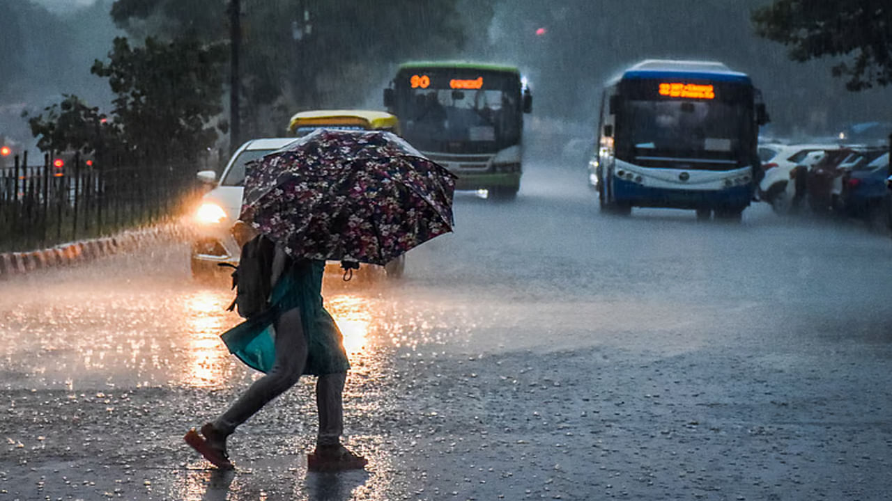 అయితే రాబోయే నాలుగు రోజులు పాటు అంటే మే 21 వరకు రాష్ట్రంలో ఇదే పరిస్థితి కొనసాగుతుందని వాతావరణ శాఖ హెచ్చరికలు జారీ చేసింది. ఈ నేపథ్యంలో రాష్ట్రంలోని అన్ని జిల్లాలకు ఐఎండీ అలర్ట్ జారీ చేసింది. రాష్ట్రంలోని ఇతర జిల్లాలతో పాటు హైదరాబాద్లోను వర్షాలు కురుస్తాయని వాతావరణ శాఖ పేర్కొంది.