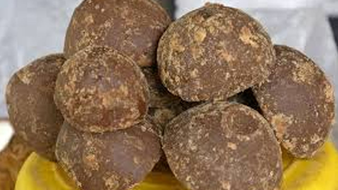 చక్కెరతో పోలిస్తే తాటిబెల్లంలో ఖనిజ లవణాలు 60 శాతం ఎక్కువగా ఉంటాయని పోషకాహార నిపుణులు చెబుతున్నారు. తాటి బెల్లంను తీసుకోవడం వల్ల జీర్ణక్రియ ఎంజైమ్‌లను ఉత్తేజపరిచి అజీర్తిని దూరం చేస్తుంది. టీ, కాపీ, పండ్ల రసాలలో తాటి బెల్లాన్ని వినియోగించవచ్చునని సూచిస్తున్నారు.  