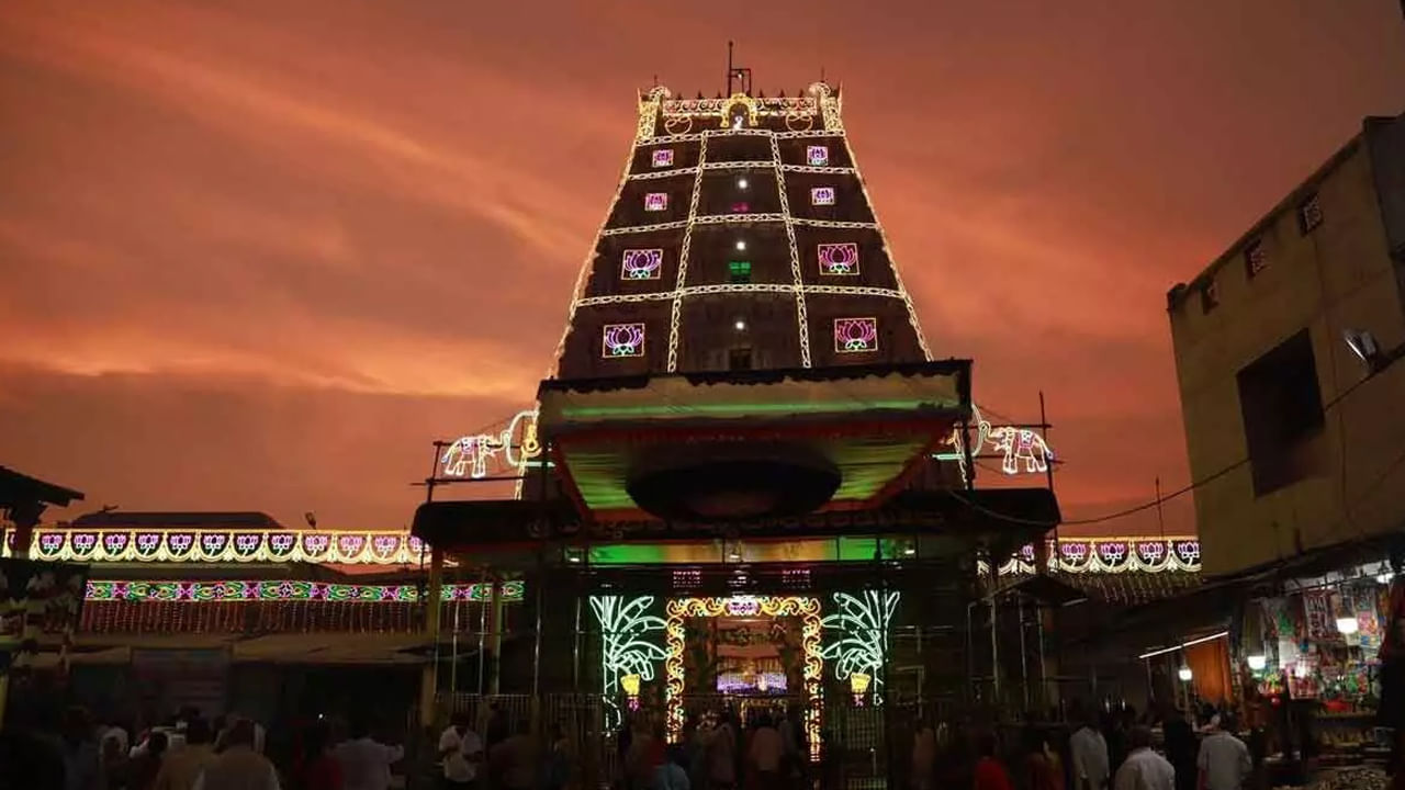 ఈ టూర్ ప్యాకేజి స్లీపర్, థర్డ్ ఏసి అందుబాటులో ఉంటాయి. ధరల విషయానికి వస్తే స్టాండర్డ్ (స్లీపర్) సింగిల్ షేరింగ్ కోసం రూ. 12120, ట్విన్ షేరింగ్ అయితే రూ. 9030, ట్రిపుల్ షేరింగ్ రూ. 7250, 5-11 సంవత్సరాలు పిల్లలకు విత్ బెడ్ రూ. 4790, విత్ అవుట్ బెడ్ రూ. 3730గా ఉంది. అలాగే కంఫర్ట్ (థర్డ్ ఏసి)గాను సింగిల్ షేరింగ్ కోసం రూ. 14030, ట్విన్ షేరింగ్ అయితే రూ. 10940, ట్రిపుల్ షేరింగ్ రూ. 9160, 5-11 సంవత్సరాలు పిల్లలకు విత్ బెడ్ రూ. 6700, విత్ అవుట్ బెడ్ రూ. 5640గా నిర్ణయించారు.