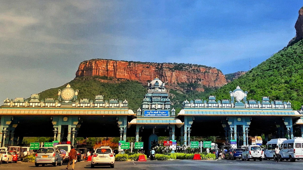 ఈ టూర్ ప్యాకేజీ తొలిరోజు సాయంత్రం 07:19 గంటలకు కరీంనగర్ రైల్వే స్టేషన్ నుంచి కరీంనగర్ తిరుపతి సూపర్ ఫాస్ట్ ఎక్స్‌ప్రెస్ రైలులో కొనసాగుతుంది. 08:05 గంటలకు పెద్దపల్లి, 09:15 గంటలకు వరంగల్, 11:00 గంటలకు ఖమ్మంలో బోర్డింగ్ పాయింట్స్ ఉన్నాయి.