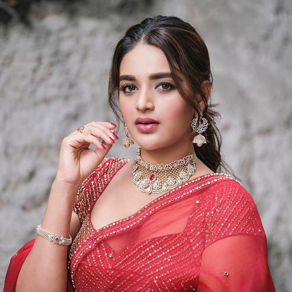 పవన్ అందుబాటులో లేకపోవటంతో పబ్లిసిటీ బాధ్యత స్వయంగా తీసుకున్నారు నిధి. ఈవెంట్స్‌కు వీలైనంతగా గ్లామర్ యాడ్ చేస్తున్నారు.
