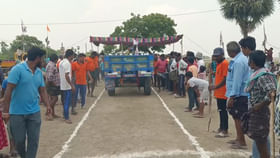 ఇదిగో లైన్ తప్పకుండా ట్రాక్టర్ను ఇలా వెనక్కి నడిపితే ఓ లెవల్ ఇదిగో లైన్ తప్పకుండా ట్రాక్టర్ను ఇలా వెనక్కి నడిపితే ఓ లెవల్