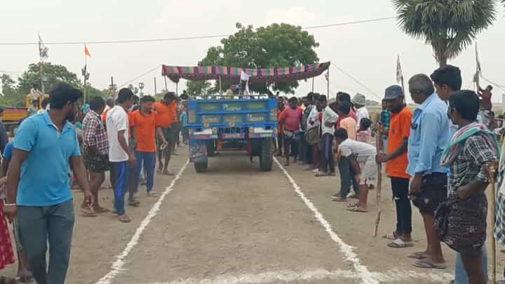 Andhra: ట్రాక్టర్ను ముందుకు ఎవరైనా నడుపుతారు.. ఇదిగో ఇలా లైన్ దాటకుండా వెనక్కి నడపగలరా..? Andhra: ట్రాక్టర్ను ముందుకు ఎవరైనా నడుపుతారు.. ఇదిగో ఇలా లైన్ దాటకుండా వెనక్కి నడపగలరా..?