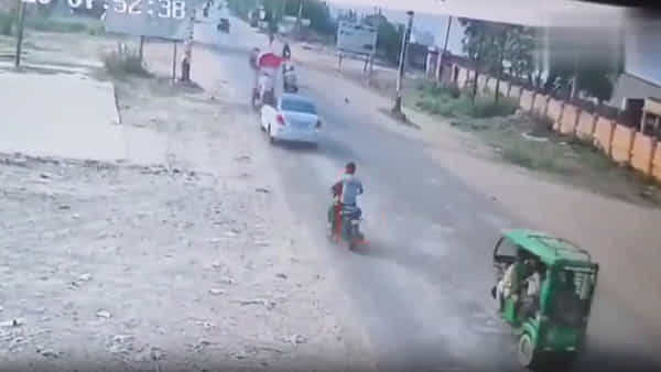 Watch: ఐస్ క్రీం బండిని బలంగా ఢీకొట్టిన కారు..అక్కడికక్కడే వ్యక్తి మృతి.. షాకింగ్ వీడియో చూస్తే..