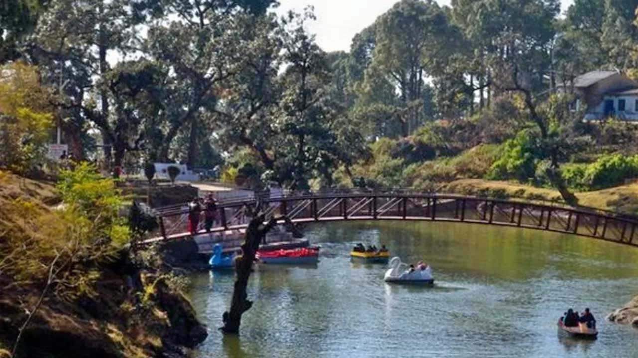 ప్రశాంతమైన పచ్చని చెట్లు, ఎత్తైన కొండలు మధ్య ఎంజాయ్ చేయాలి అనుకుంటే లాన్సౌ డౌన్ బెస్ట్ ప్లేస్. ఇక్కడి తక్కువ రద్దీ ఉండే హిల్ స్టేషన్స్, టిప్ ఇన్ టాప్ వ్యూ పాయింట్, భుల్లా తాల్ వంటివి చూడటానికి చాలా బాగుంటాయి.