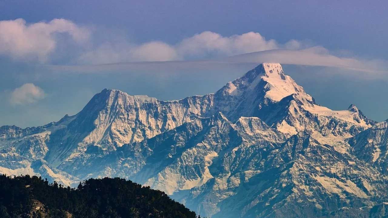 అందమైన పర్వతాల మధ్య, సహజ పండ్లతోటల మధ్య మీ పిల్లలు లేదా ఫ్యామిలీతో సరదాగా గడపాలి అనుకుంటే ముక్తేశ్వర్ బెస్ట్ ప్లేస్. ఇక్కడ ముక్తేశ్వర్ మహాదేవ్ ఆలయం, పర్వతారోహన, చావ్లీ కి జాలి, కొంటల్లో ట్రెక్కింగ్ మంచి అనుభూతిని  ఇస్తాయి.