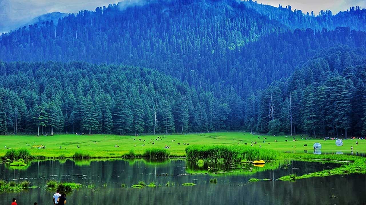 భారతదేశపు మినీ స్విట్జర్లాండ్ గా పేరుగాంచిన చోప్టా బెస్ట్ పర్యాటక ప్రదేశం. ఇక్కడి ఎత్తైన కొండలు, తుంగనాథ్ ఆలయం, ట్రెక్కింగ్, అందమైన ప్రకృతి సౌదర్యం పర్యాటకులను ఎంతగానో ఆకర్షిస్తుంది.