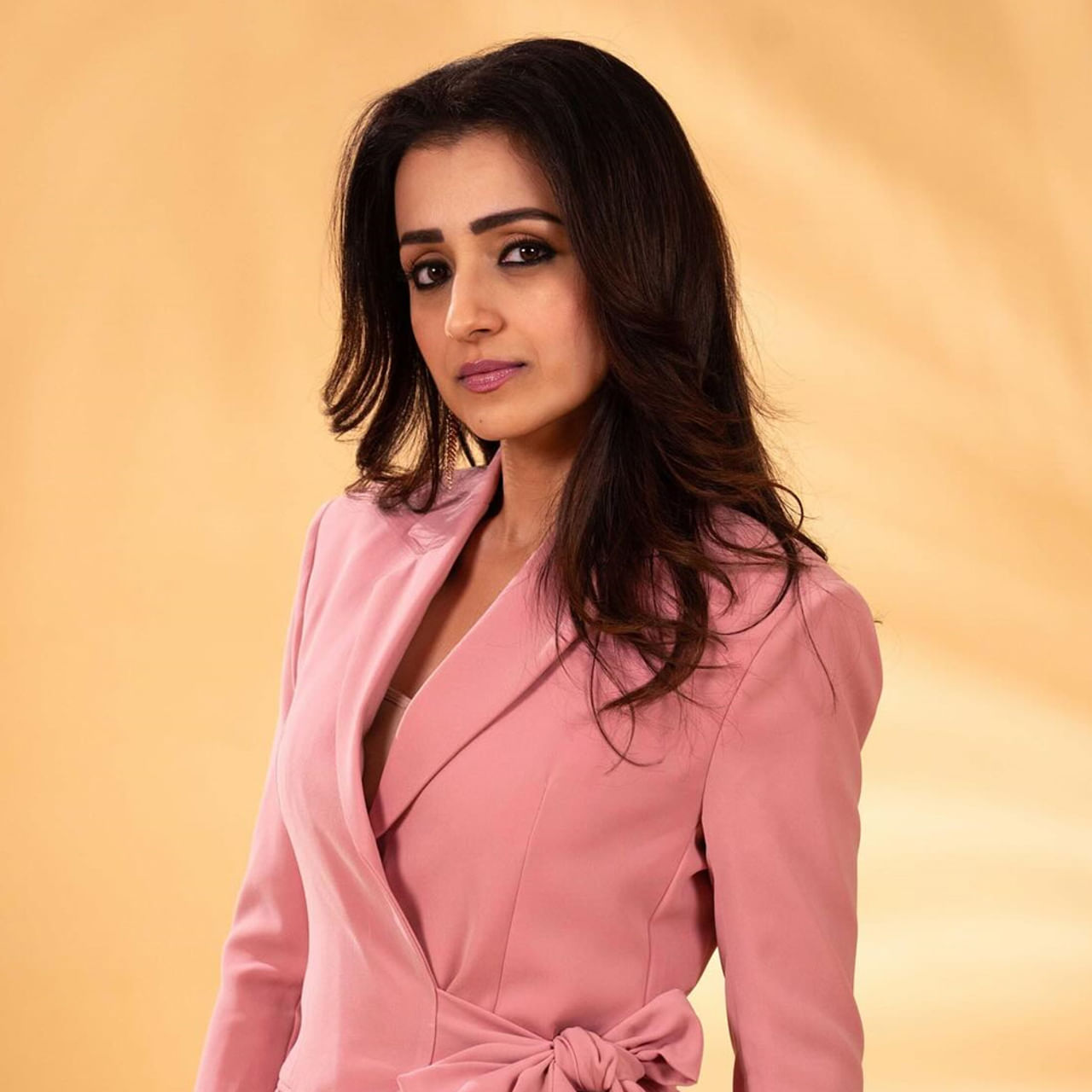 ఏజ్ 42.. కానీ క్రేజ్ మాత్రం ఇన్ఫినిటీ.. త్రిషకు మాత్రమే అప్లై అయ్యే ఫార్ములా ఇది. 23 ఏళ్లుగా హీరోయిన్‌గా కొనసాగుతూనే ఉన్నారు. ఇప్పటికీ ఈమె చేతిలో అరడజన్‌కు పైగానే సినిమాలున్నాయి. 