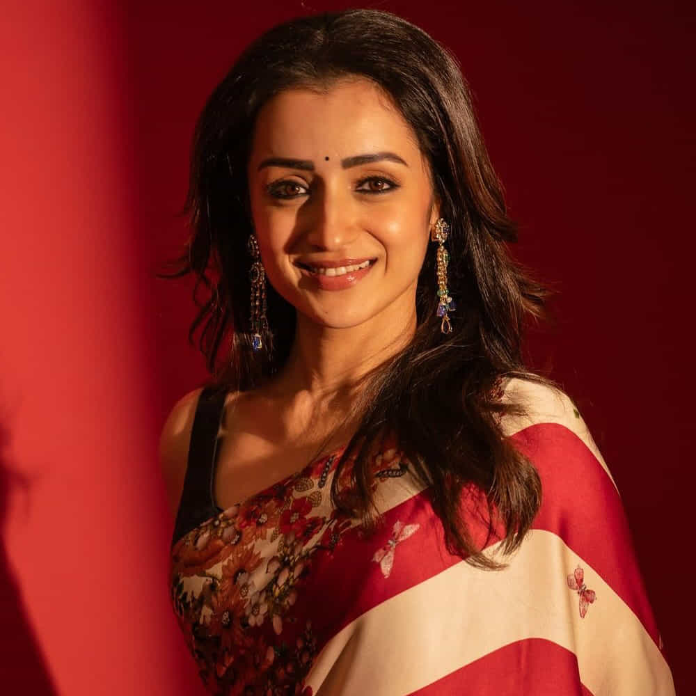 ఓ వైపు లేడీ ఓరియెంటెడ్ సినిమాలు.. ఇంకోవైపు స్టార్ హీరోల సినిమాల్లో వరస అవకాశాలతో తగ్గేదే లే అంటున్నారు త్రిష. ముఖ్యంగా సీనియర్లకు త్రిష తప్ప మరో ఆప్షన్ కనిపించట్లేదు. తెలుగులో చిరంజీవి.. తమిళంలో అజిత్, సూర్య, కమల్ లాంటి హీరోలు మళ్లీ మళ్లీ త్రిషతోనే నటిస్తున్నారు. వీటితో పాటు వెబ్ సిరీస్లు కూడా చేస్తున్నారు ఈ సీనియర్ హీరోయిన్.