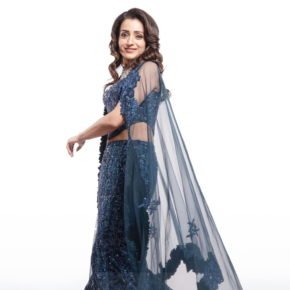 చుట్టూ అంతా తెలిసిన వాతావరణం ఉంటే, ఆ రిజల్ట్ స్క్రీన్‌ మీద కూడా రిఫ్లెక్ట్ అవుతుందంటున్నారు ఈ బ్యూటీ. రీసెంట్‌గా అజిత్‌తోనూ బ్యాక్‌ టు బ్యాక్‌ సినిమాలు చేశారు త్రిష.