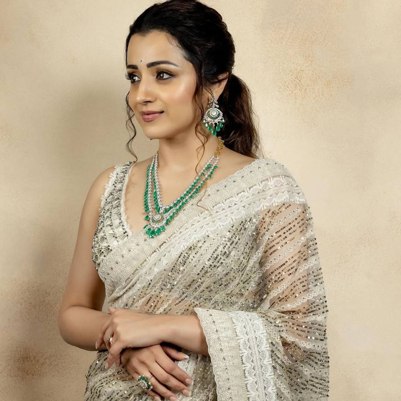 హీరోయిన్ త్రిష.. ప్రస్తుతం సౌత్ ఇండస్ట్రీలో మోస్ట్ వాంటెడ్ హీరోయిన్ త్రిష. వరుసగా సినీయర్ హీరోలతో ఆఫర్స్ అందుకుంటూ ఇప్పుడు బిజీగా ఉంది. అలాగే ఇటీవలే విడాముయార్చి, గుడ్ బ్యాడ్ అగ్లీ చిత్రాలతో హిట్స్ ఖాతాలో వేసుకుంది.
